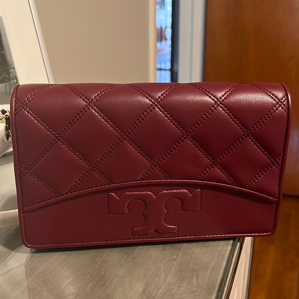 Tory Burch Savannah Chain Wallet. Imperial Garnet